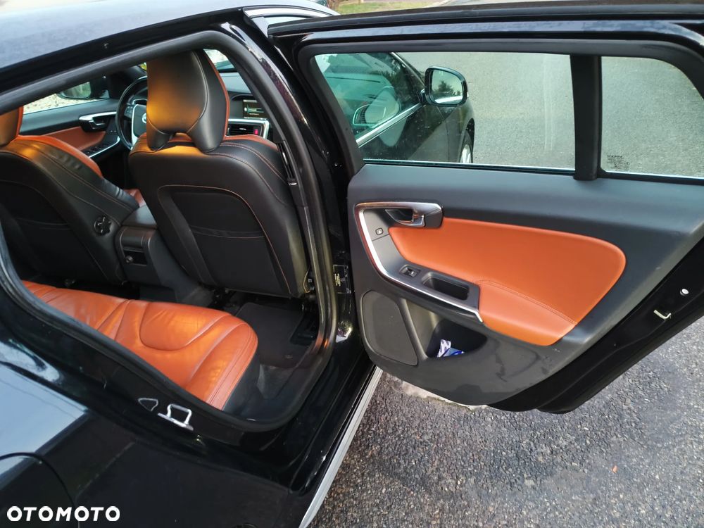 Volvo V60 D6 AWD Plug-in Hybrid R-Design Momentum - 16