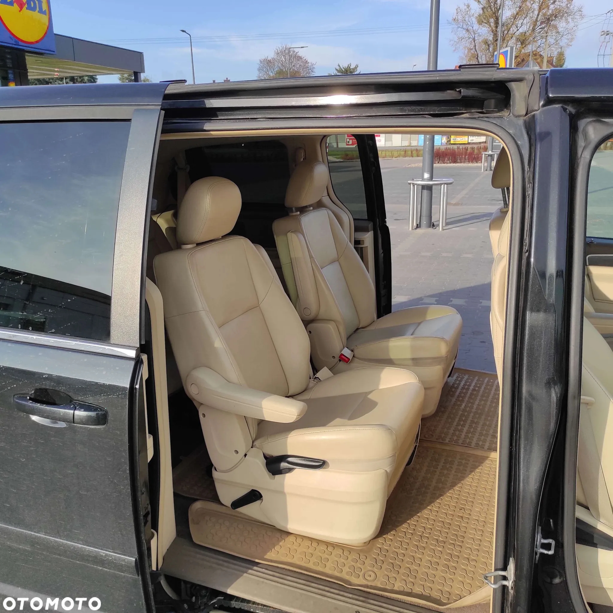 Volkswagen Routan - 15