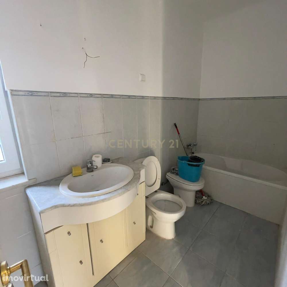 Apartamento T4 convertido em T3 - Barreiro Centro  - Rua 1º de Dezembr - Grande imagem: 4/16