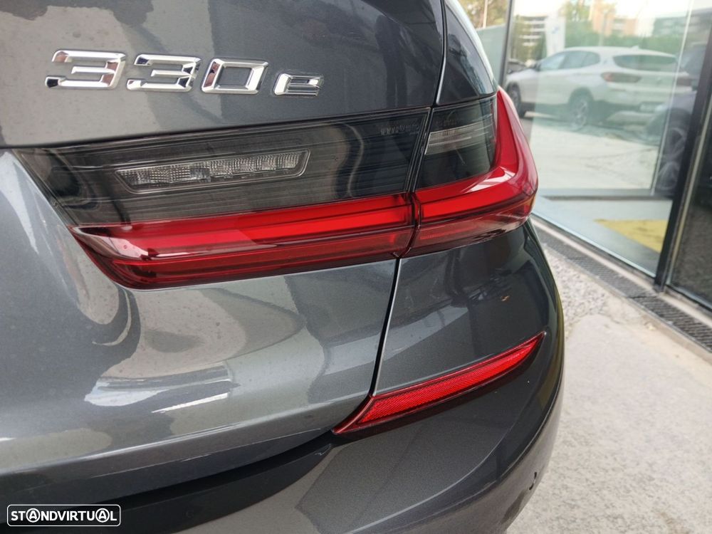 BMW 330 e Pack Desportivo M Auto - 28