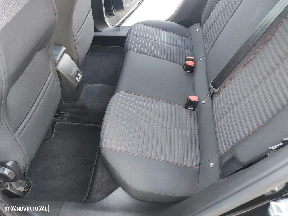 Peugeot e-2008 50 kWh Active Pack — fotografia 34