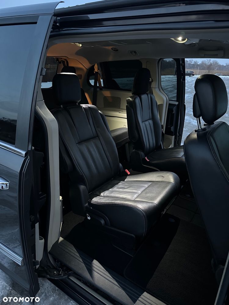 Chrysler Town & Country - 13