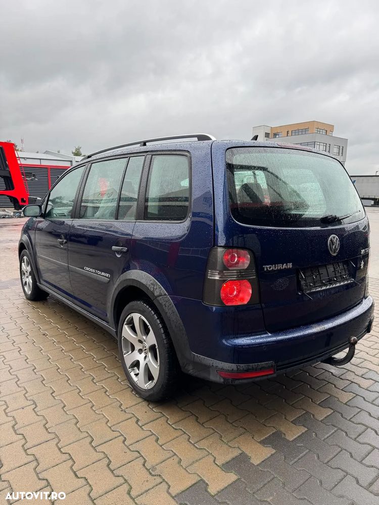 Volkswagen Touran 2.0 TDI DPF DSG Cross - 10