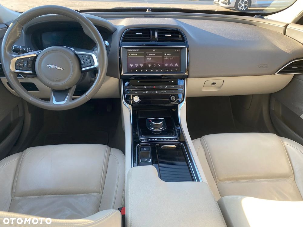 Jaguar XE 2.0 T Prestige - 17