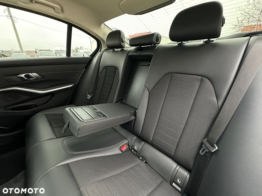 BMW Seria 3 330i Sport - 21