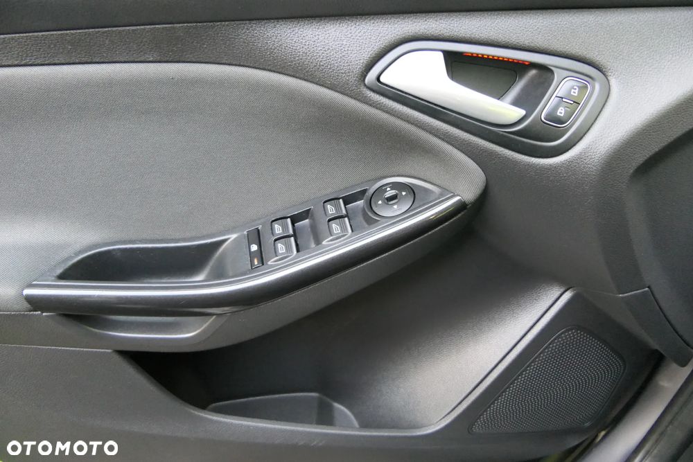 Ford Focus ver-turnier-1-5-ecoblue-start--stopp--system-titanium-style - 24