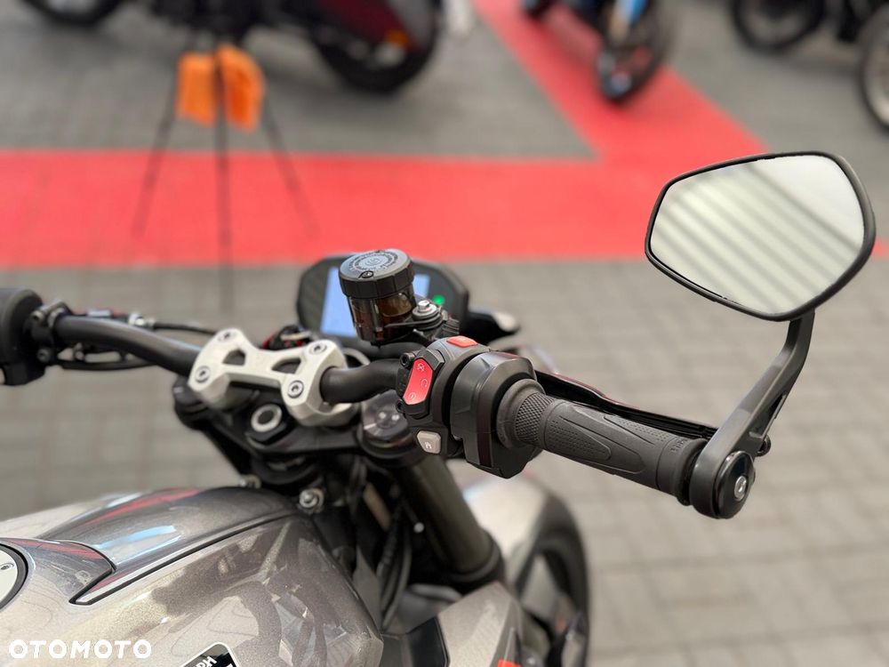 Triumph Street Triple - 9