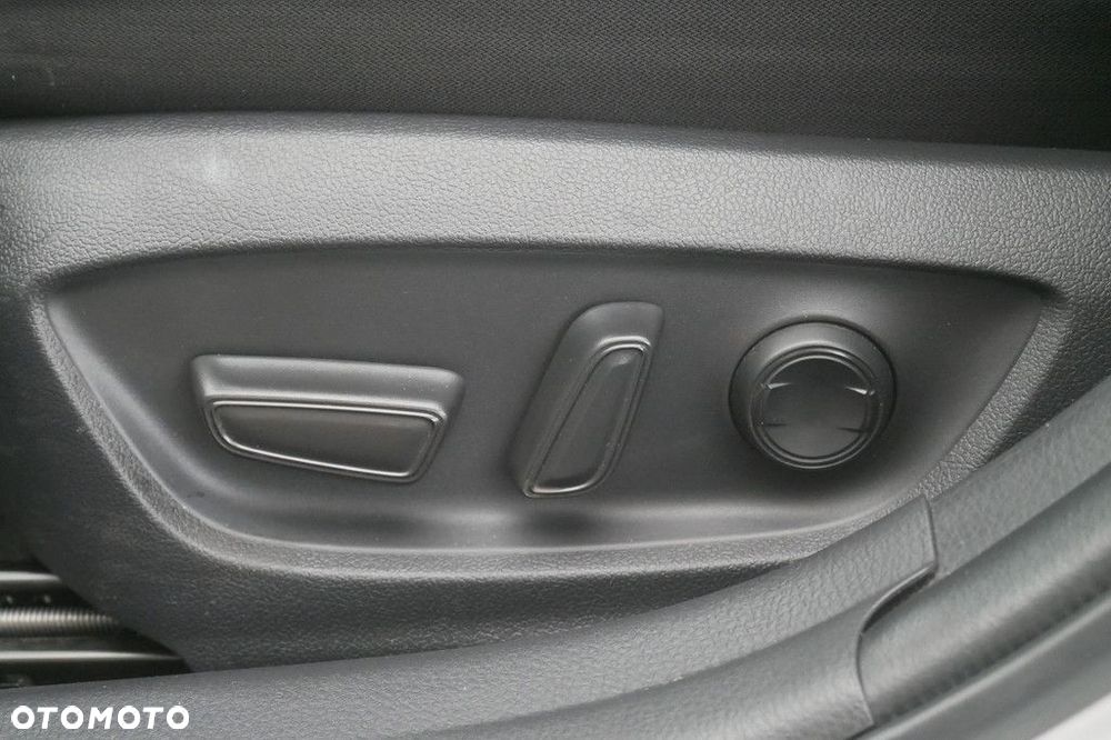 Toyota Camry 2.5 Hybrid Comfort CVT - 25