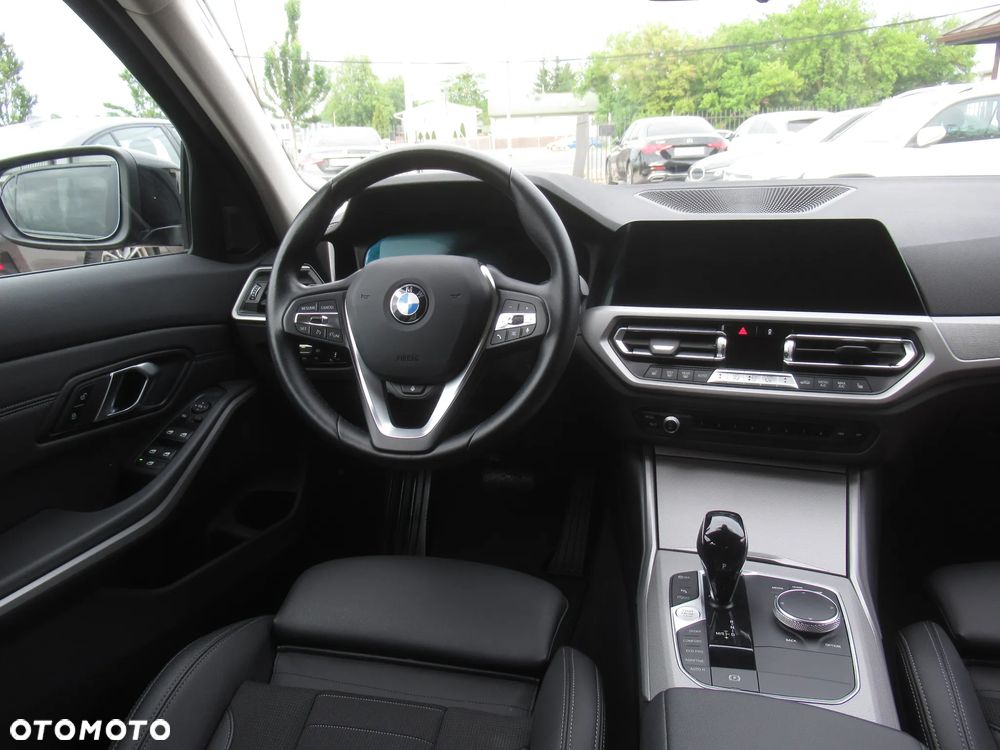 BMW Seria 3 330i xDrive - 12