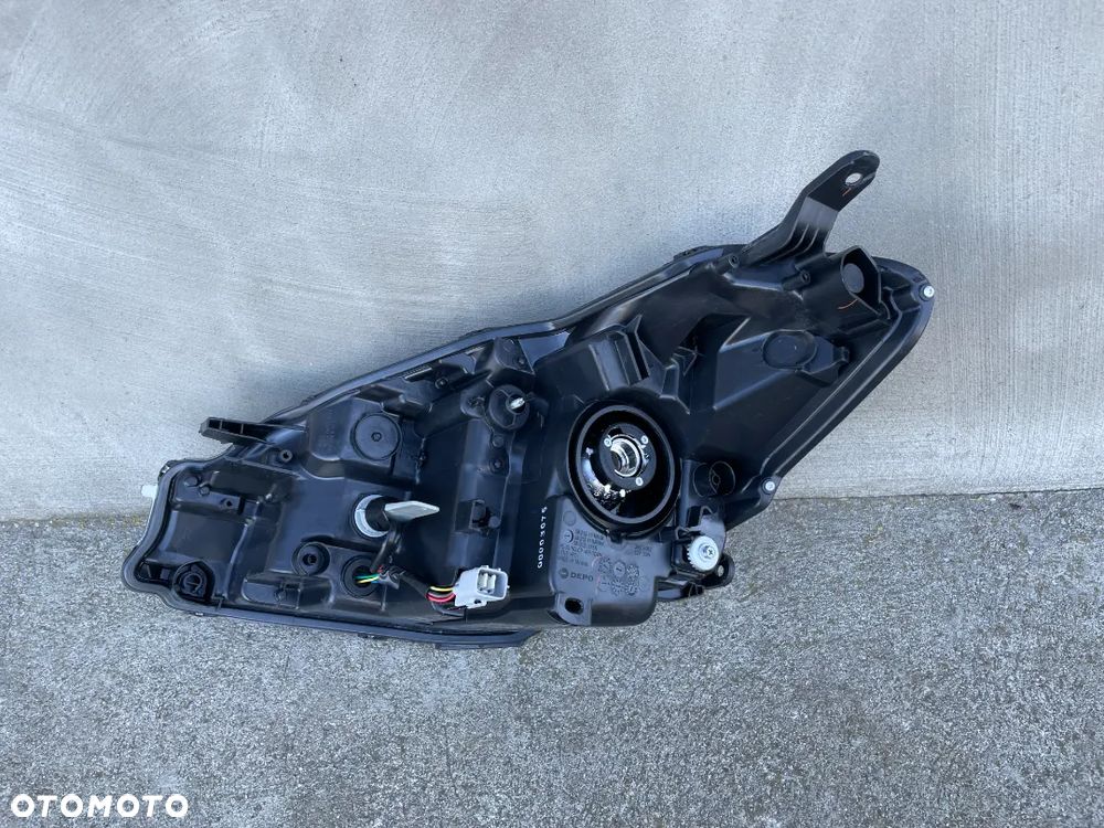 LAMPA PRZEDNIA PRAWA TOYOTA YARIS III LIFT  2014-2016 - NOWA LED - 2