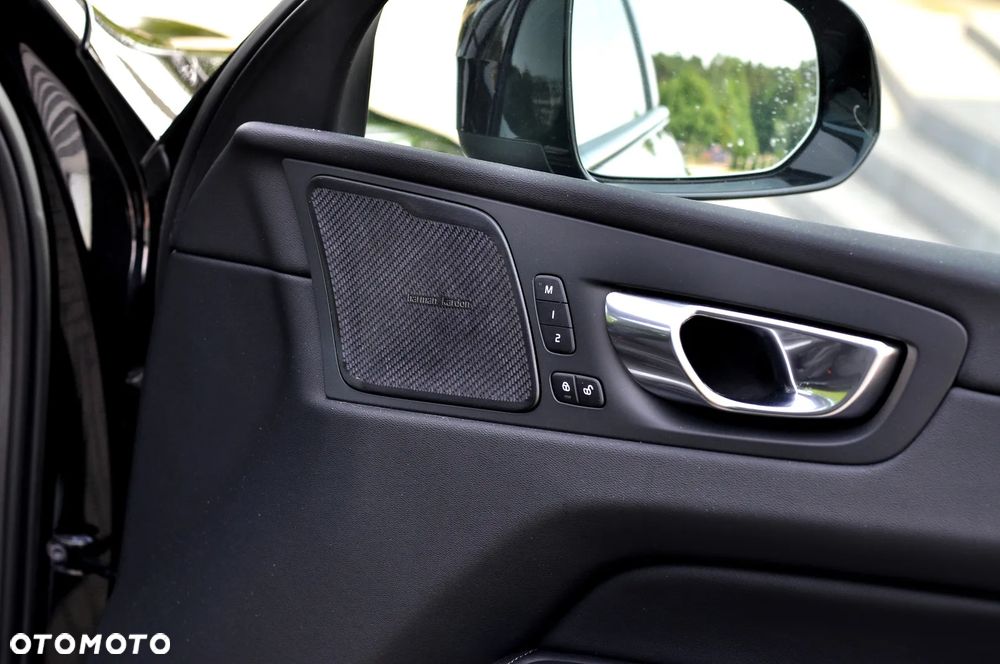 Volvo XC 60 B5 D AWD Ultimate Dark - 28