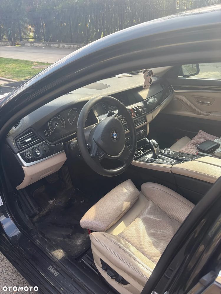 BMW Seria 5 525d xDrive - 14