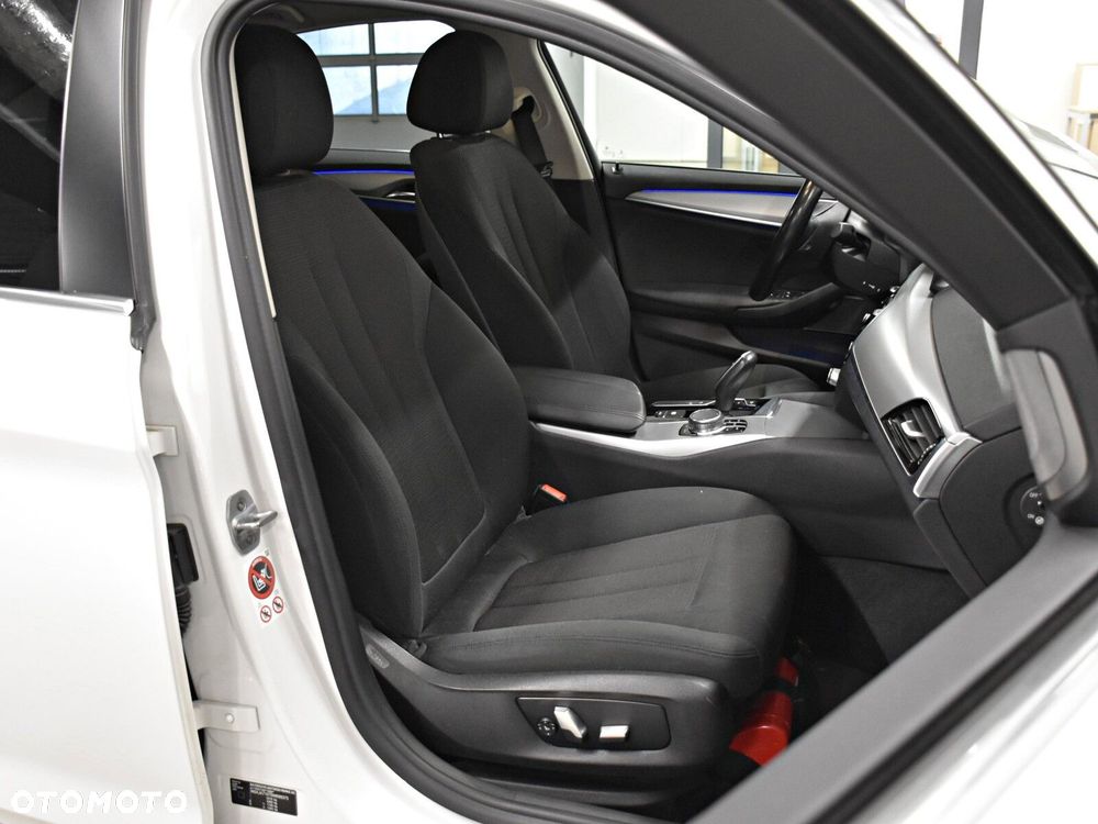BMW Seria 5 530i GPF xDrive Luxury Line sport - 13