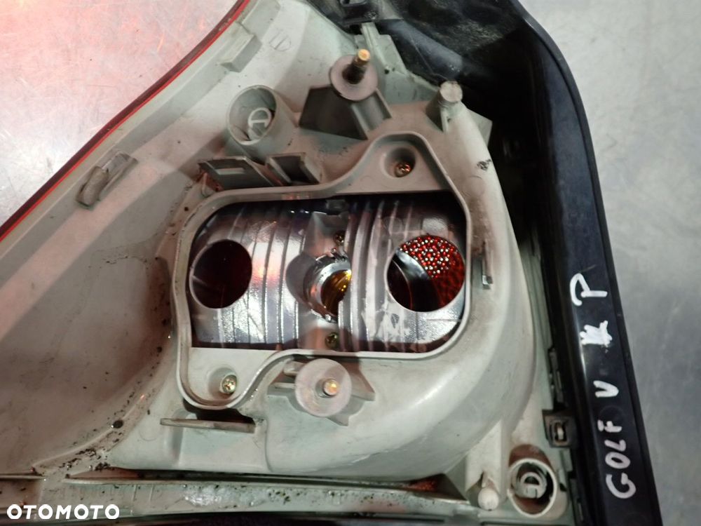 LAMPA PRAWA TYLNA VOLKSWAGEN GOLF V - 10