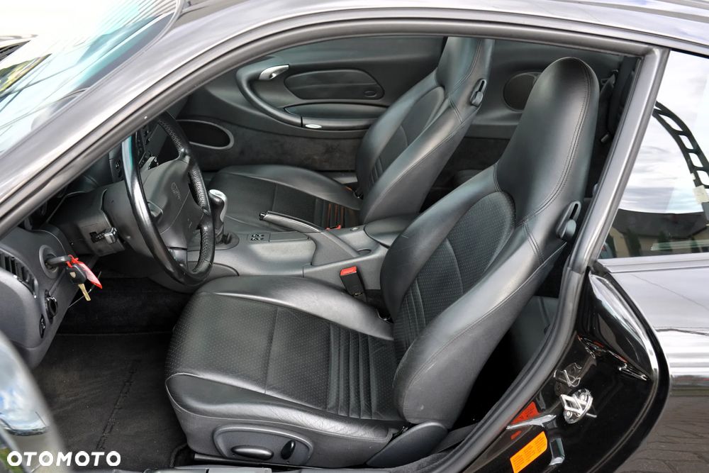 Porsche 911 Carrera 4 - 16