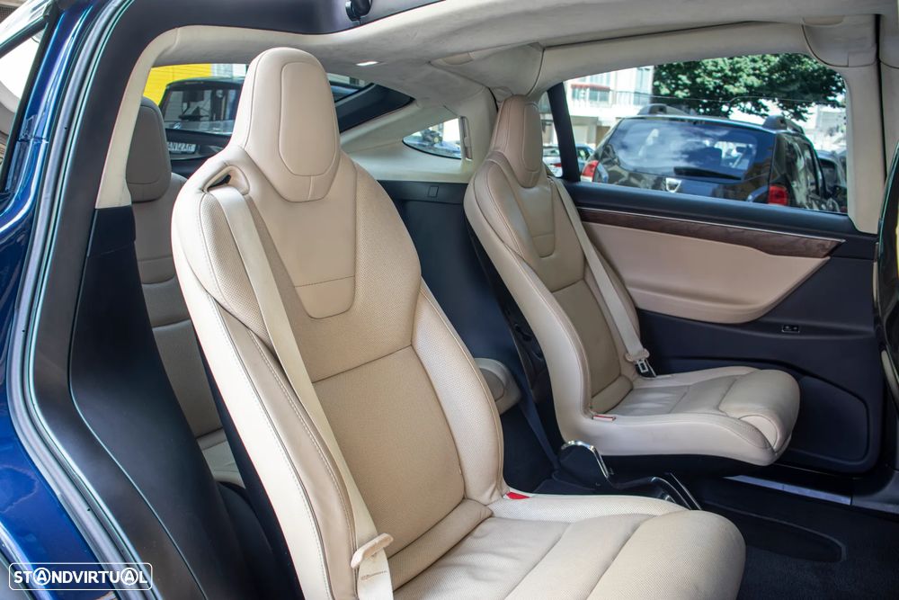 Tesla Model X 90D - 32