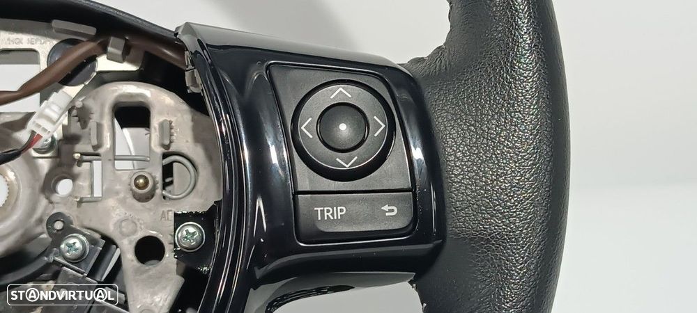 VOLANTE TOYOTA YARIS HYBRID ACTIVE - 7