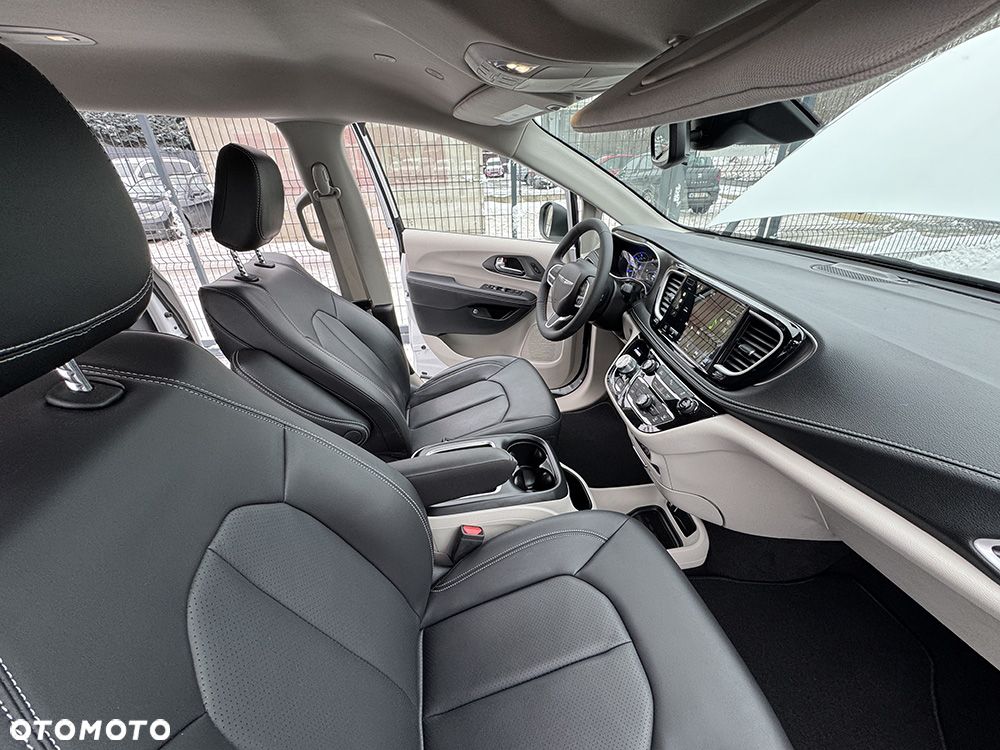 Chrysler Pacifica - 27