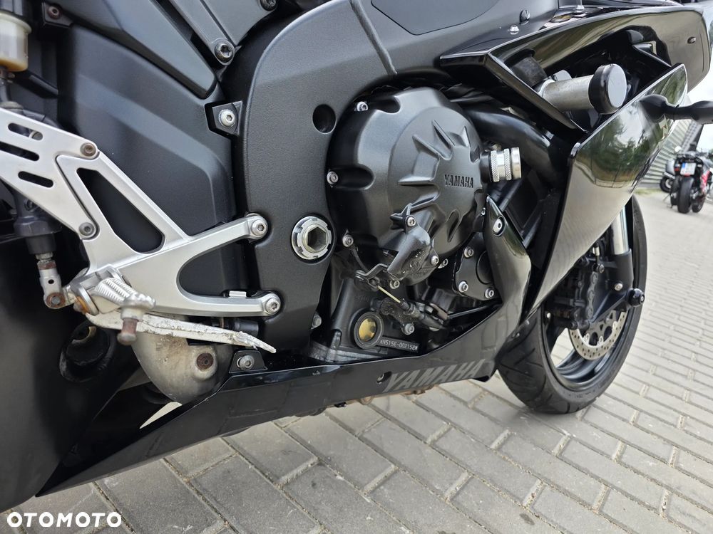 Yamaha R1 - 24