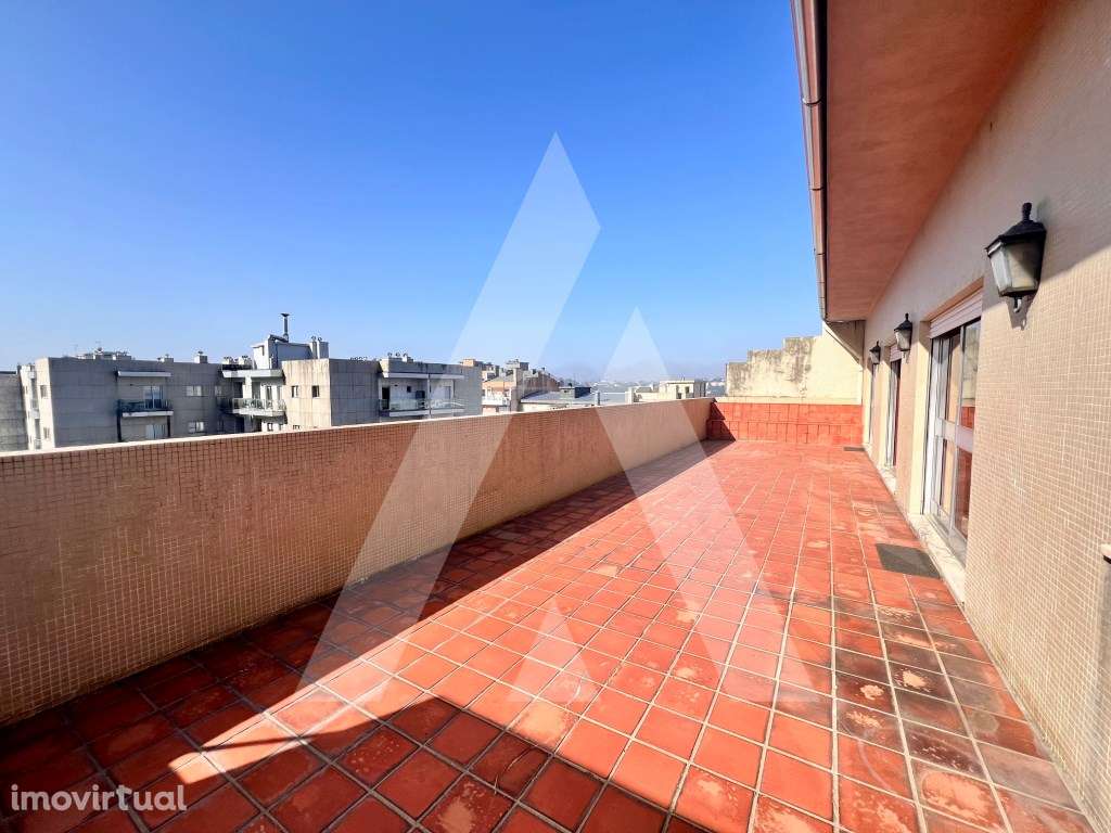 Apartamento T4 Duplex no centro de São João da Madeira - Grande imagem: 2/48