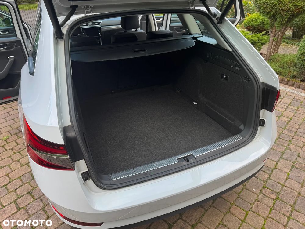 Skoda Superb Combi 2.0 TDI DSG Premium Edition - 6