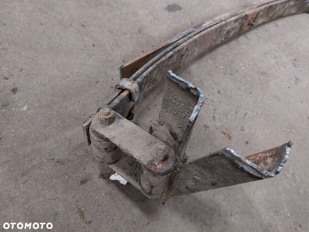 RESOR PIÓROWY PRAWY TYŁ MERCEDES-BENZ T1 KACZKA - 3
