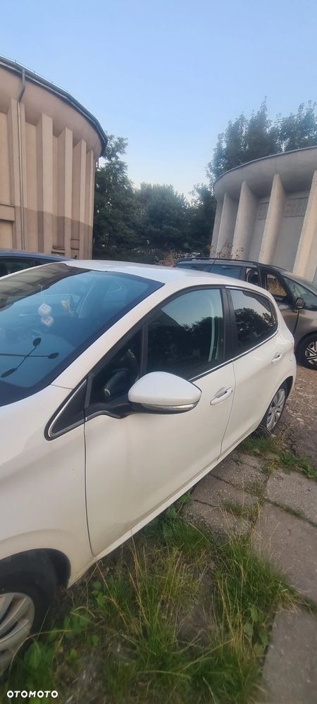 Peugeot 208 - 4