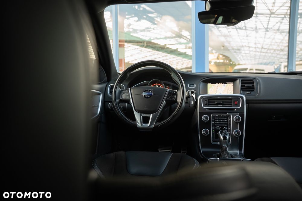 Volvo V60 D4 R-Design - 27