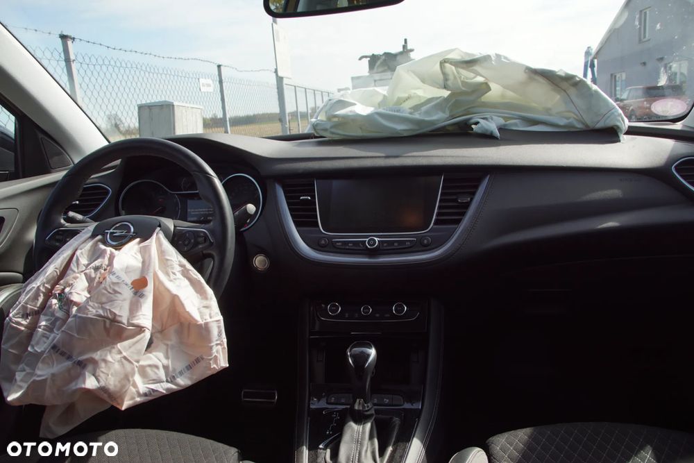 Auto na części - Opel Grandland X I 1.2 Turbo 130 KM B12XHT 20GE35 G80 2018R Silnik Skrzynia Drzwi Błotnik Klapa Zderzak Lampa Lusterko Klamka Szyba Panorama Deska Kokpit Sterownik Moduł Czujnik Licznik Wyświetlacz Panel Kierownica - 16