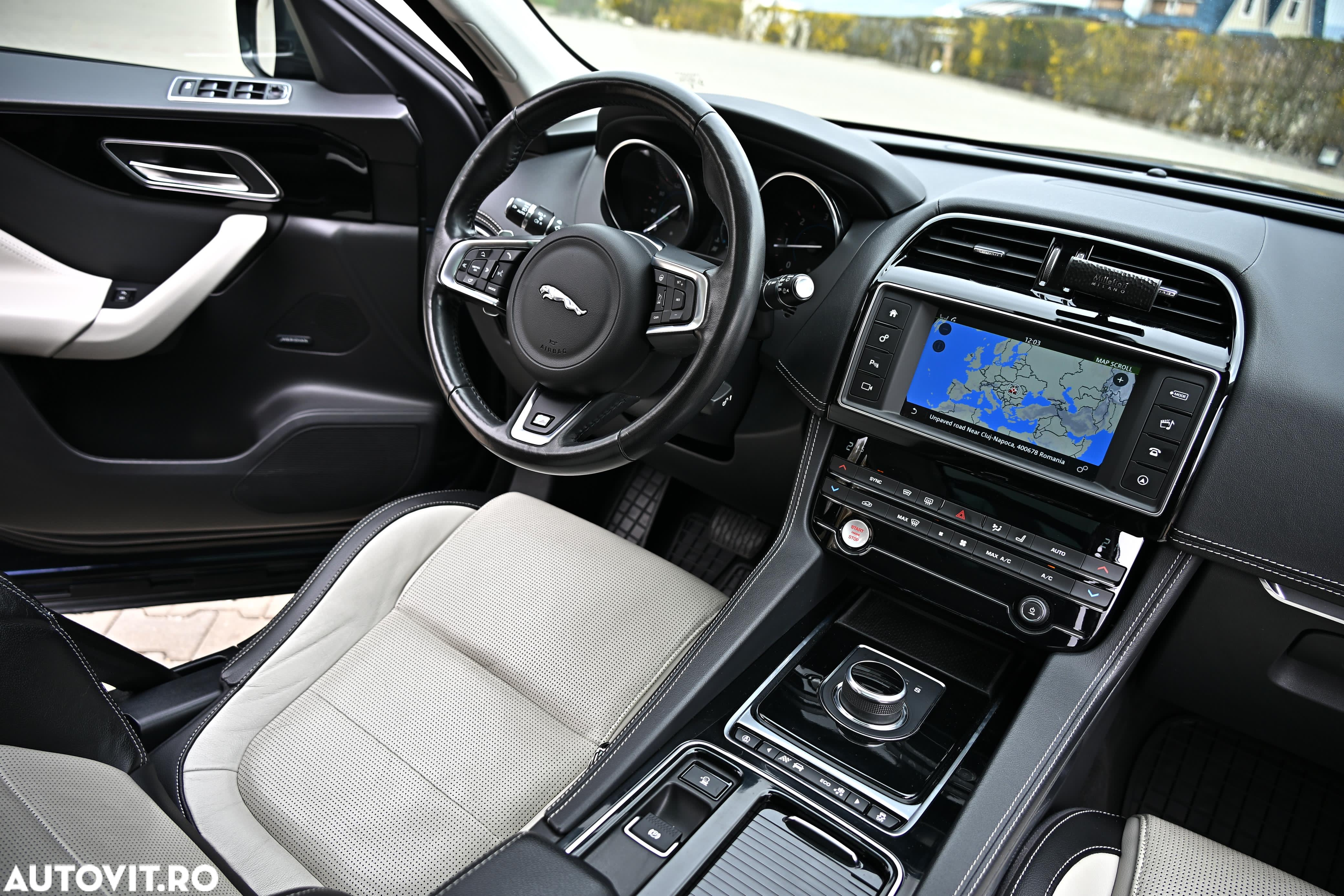 Jaguar F-Pace 20d RWD R-Sport - 24