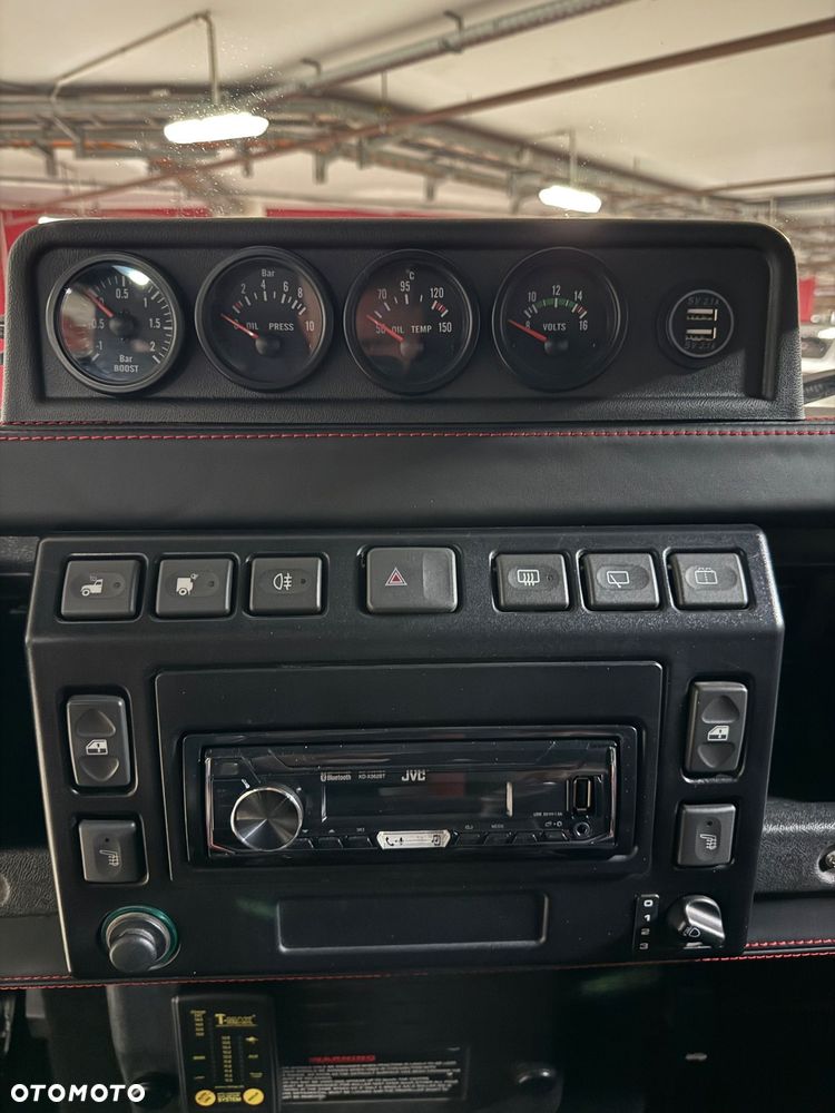 Land Rover Defender - 22