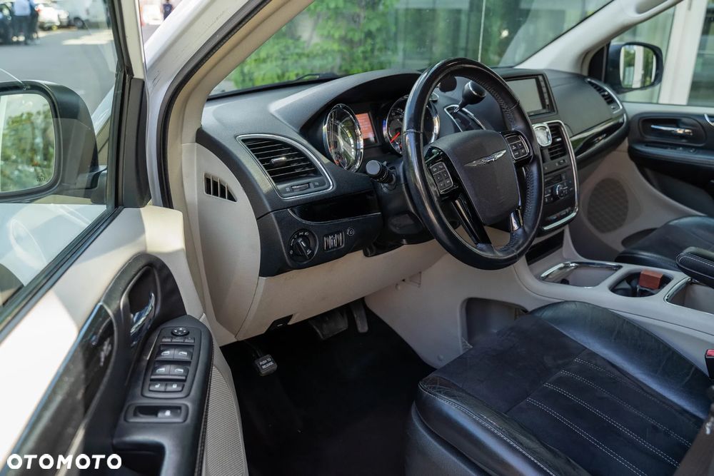 Chrysler Town & Country 3.6 Limited - 11