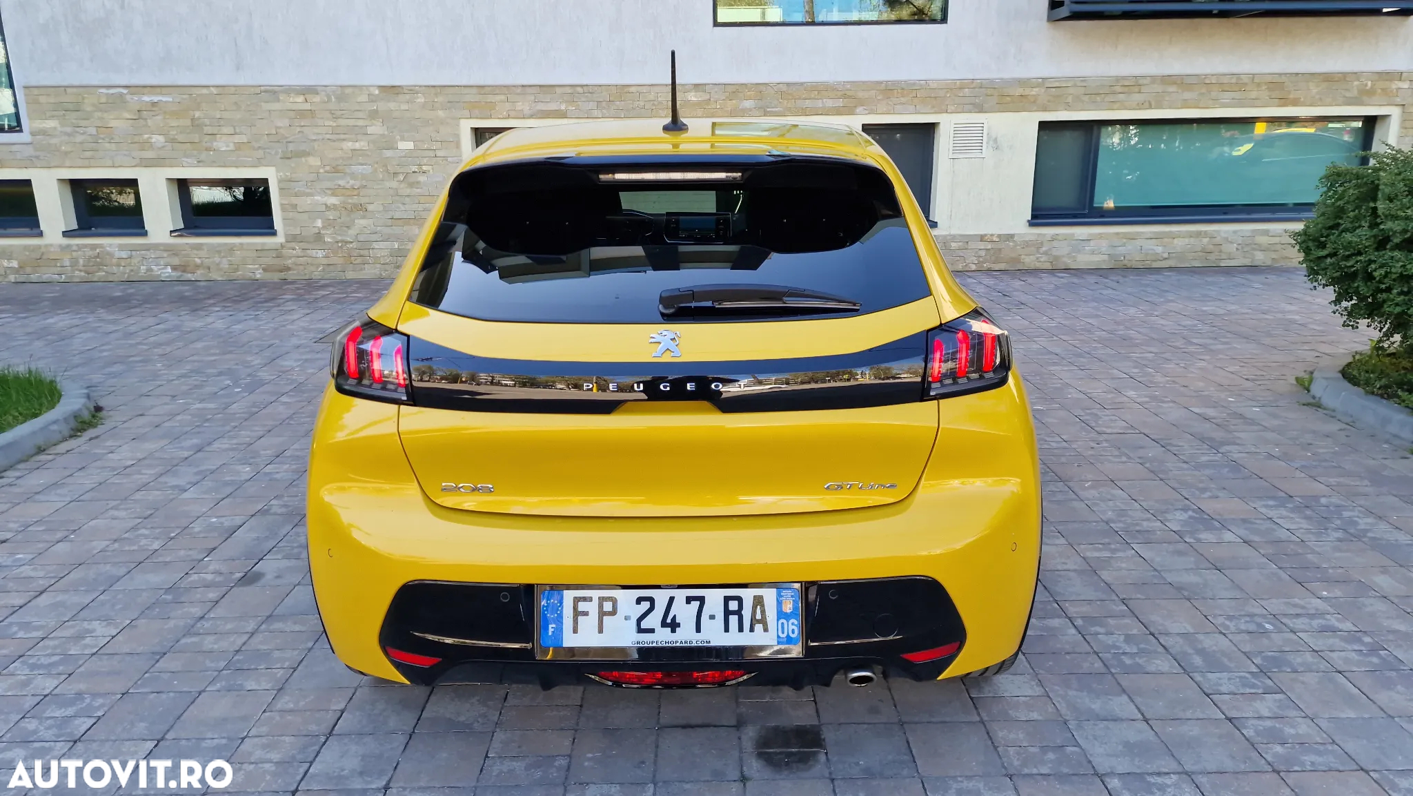 Peugeot 208 1.2 L PureTech STT EAT8 GT Line - 8