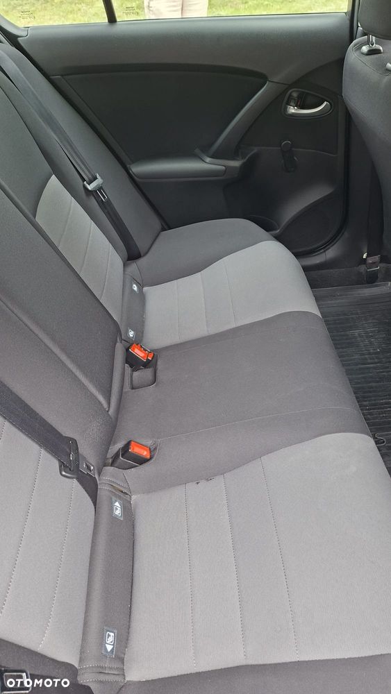 Toyota Avensis - 10