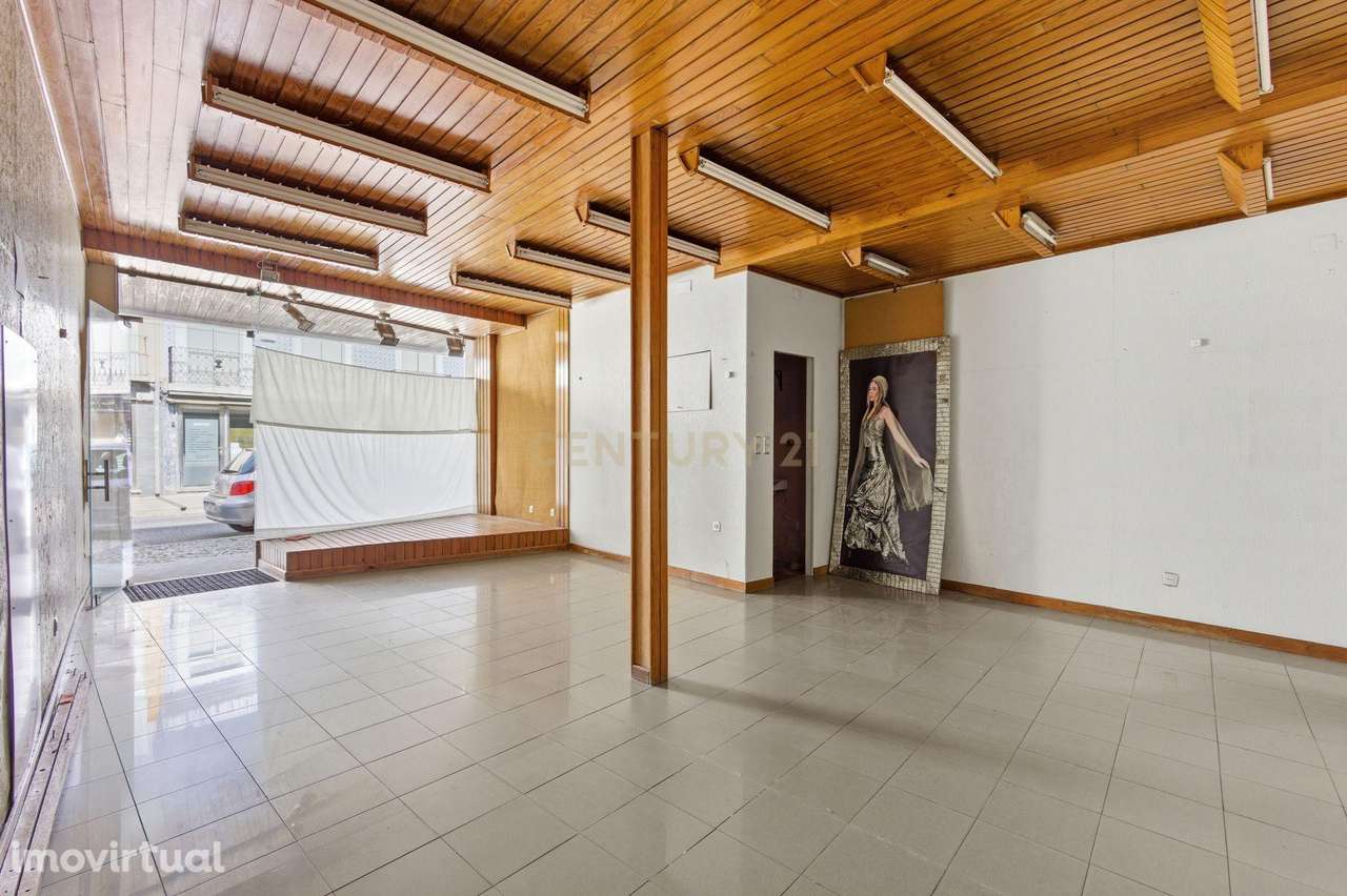 Prédio em propriedade total com 3 pisos no centro de Vila Franca de Xi - Grande imagem: 3/43