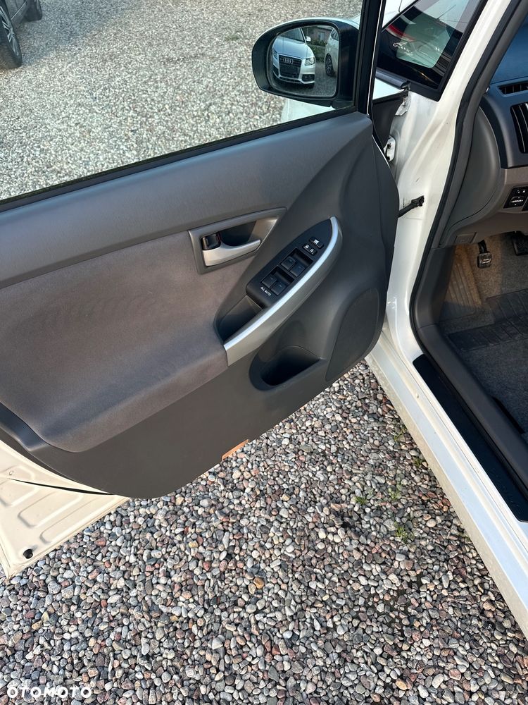 Toyota Prius (Hybrid) - 14