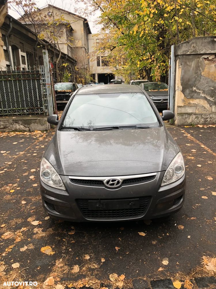 Dezmembrez Hyundai i30 gri inchis 1,4 benzina 2008 - 1
