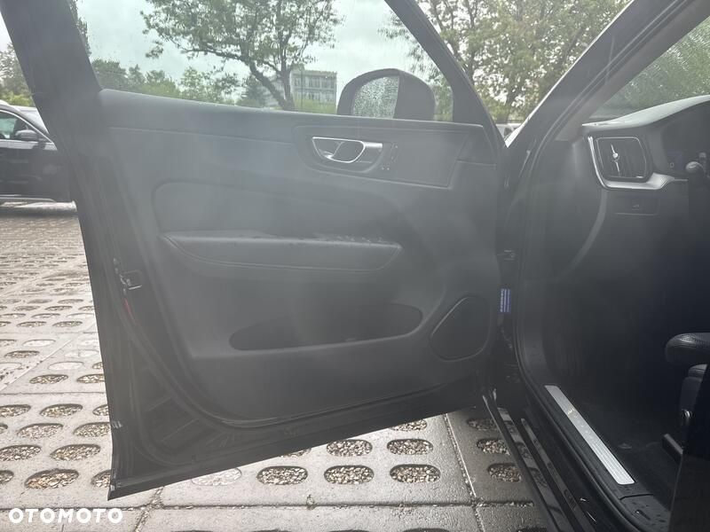 Volvo XC 60 B5 B AWD Plus Dark - 12