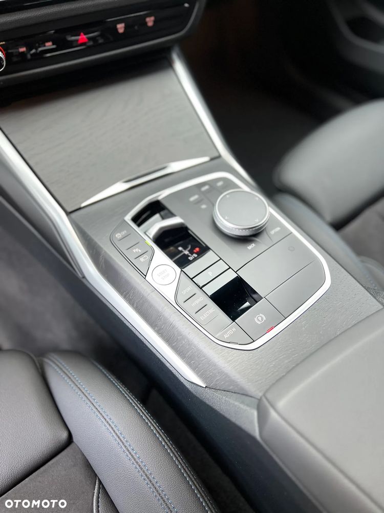 BMW Seria 3 330e M Sport - 30