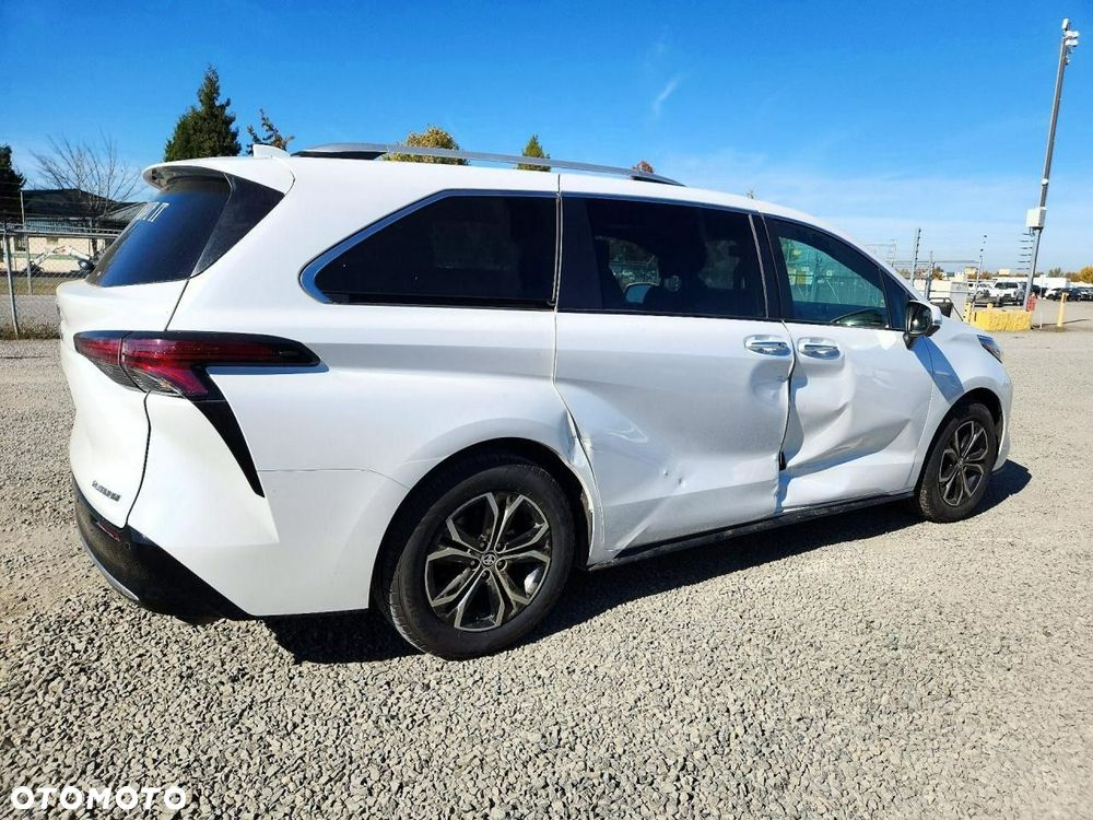 Toyota Sienna - 4