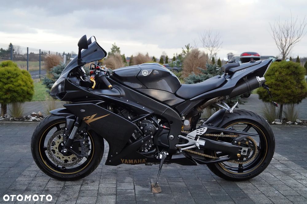 Yamaha R1 - 8