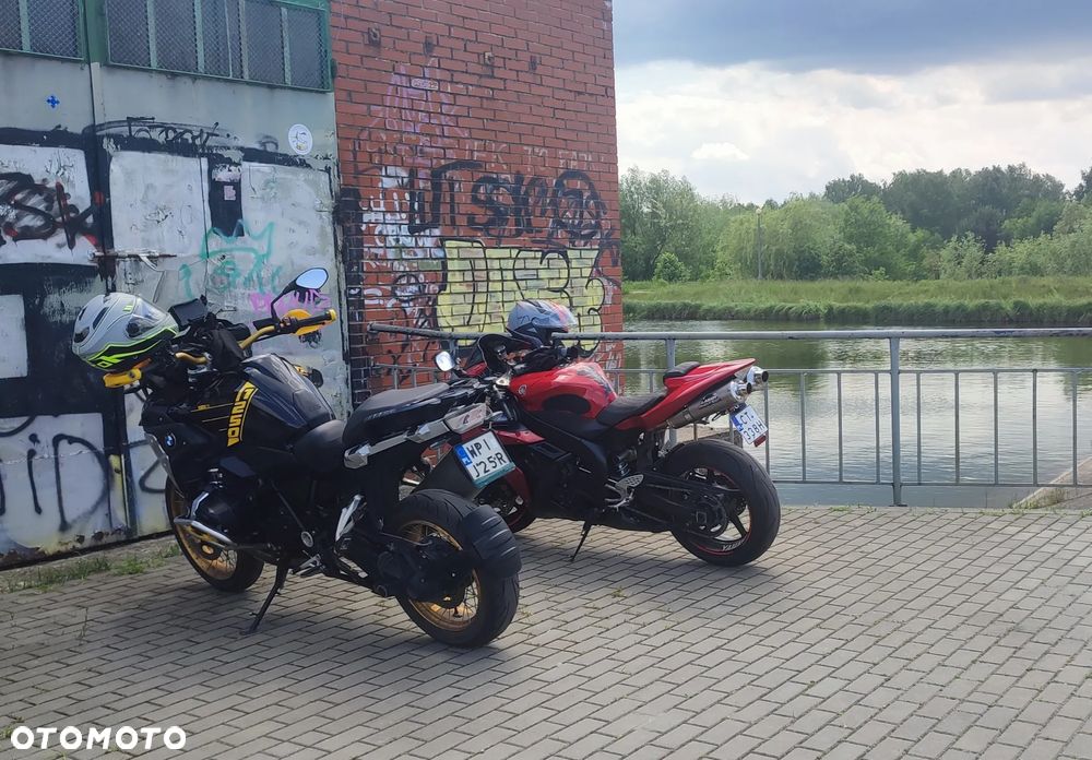 Yamaha R1 - 24