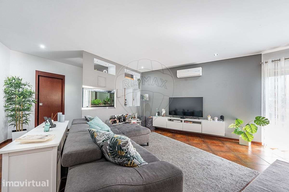 Apartamento T2 com Garagem Fechada em Oliveira (Santa Maria) - Grande imagem: 2/25