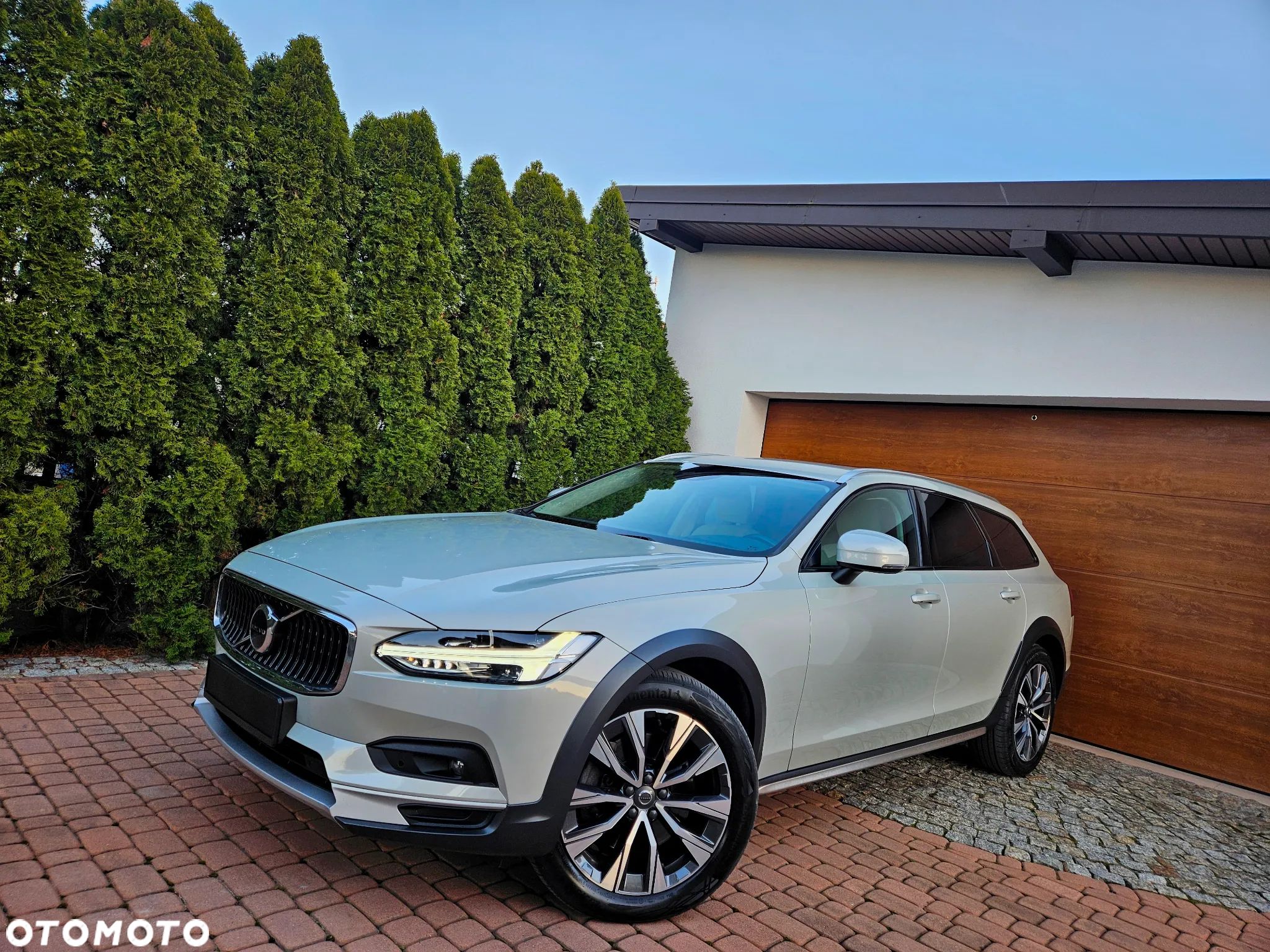 Volvo V90 Cross Country - 1