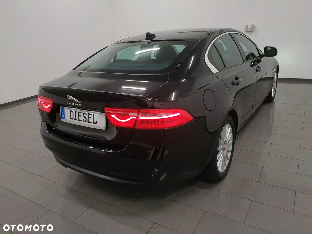 Jaguar XE 2.0 D Prestige - 36