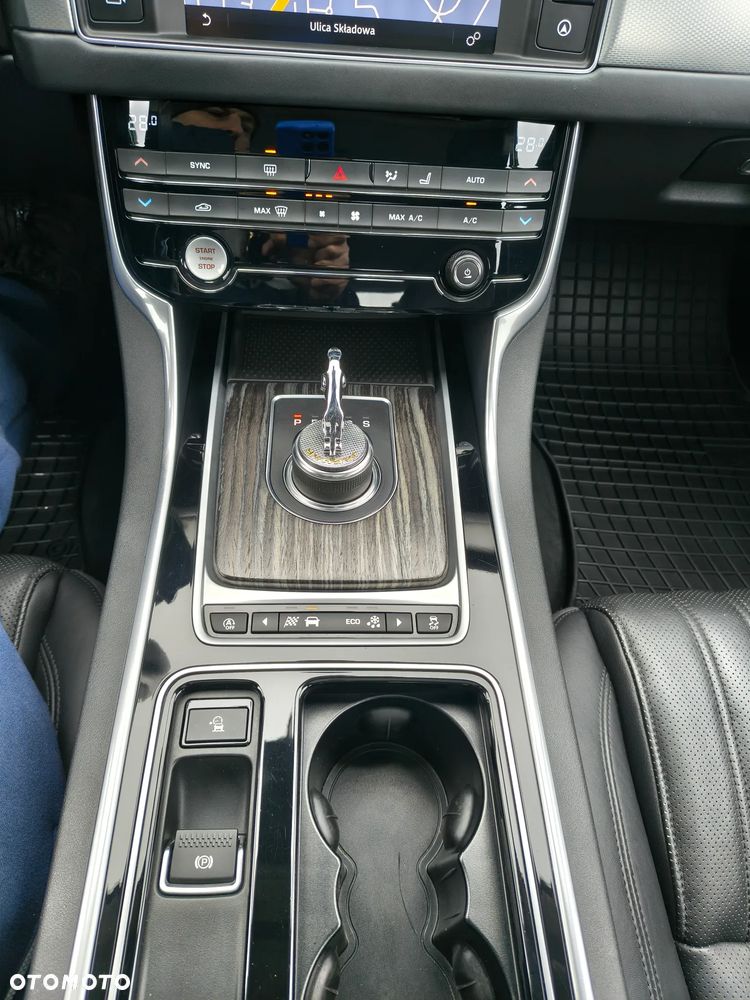 Jaguar XF 25d AWD Portfolio - 19