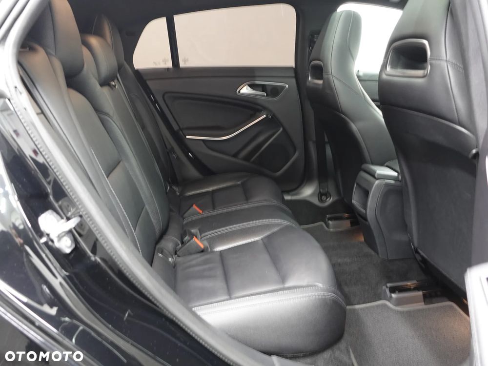 Mercedes-Benz CLA 180 7G-DCT - 25