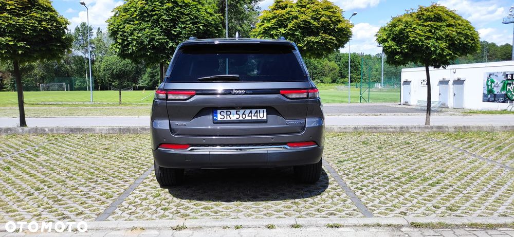 Jeep Grand Cherokee - 32
