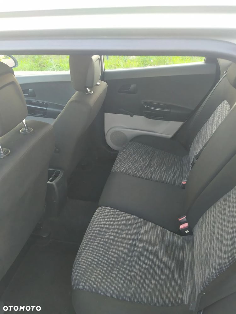Kia Ceed - 11