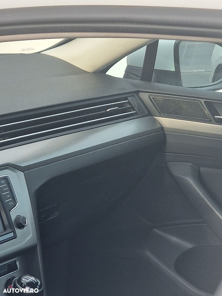 Volkswagen Passat Variant 1.6 TDI SCR BlueMotion Trendline - 16